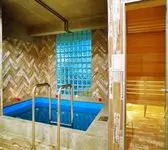 Дверь в сауну и бассейн