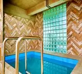 Бассейн с лестницей