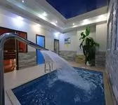 бассейн с водопадом