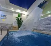 бассейн с водопадом