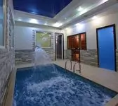 бассейн с водопадом