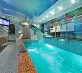 бассейн с водопадом