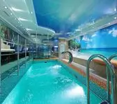 бассейн с водопадом