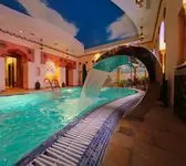 водопад в бассейне