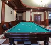 бильярд в гостиной, TV, камин