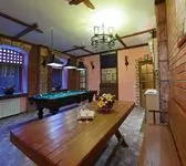 гостиная с бильярдом и TV