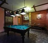 гостиная с бильярдом и TV