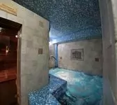 бассейн с гейзером, водопадом