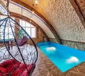 Качели и бассейн